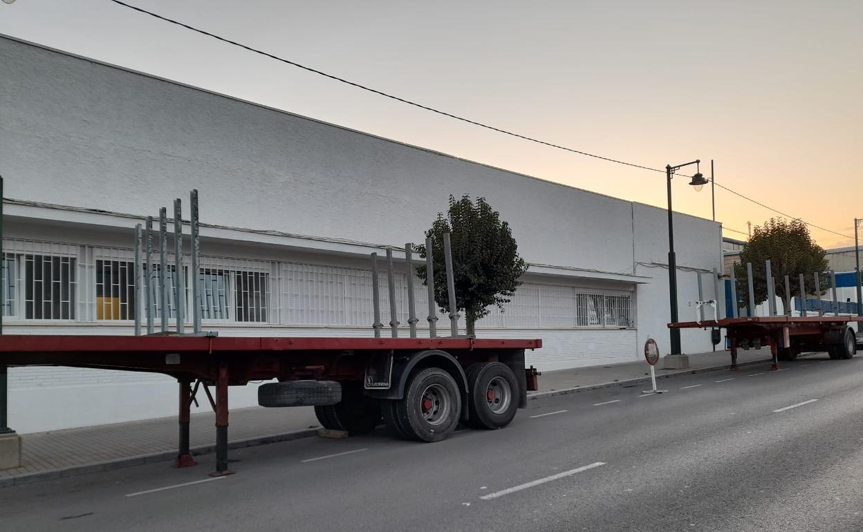 Camiones dispuestos para el montaje. 