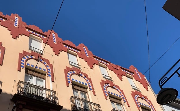 Imagen principal - Parte superior del edificio donde se aprecia la falta de una greca, que se desplomó hacía adentro. En las imágenes inferiores, el tramo cortado de la calle Mayor de Gandia y greca derrumbada. 