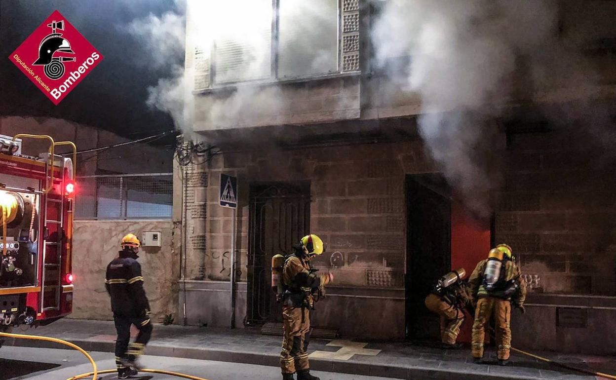 Los bomberos extinguen el incendio esta madrugada. 