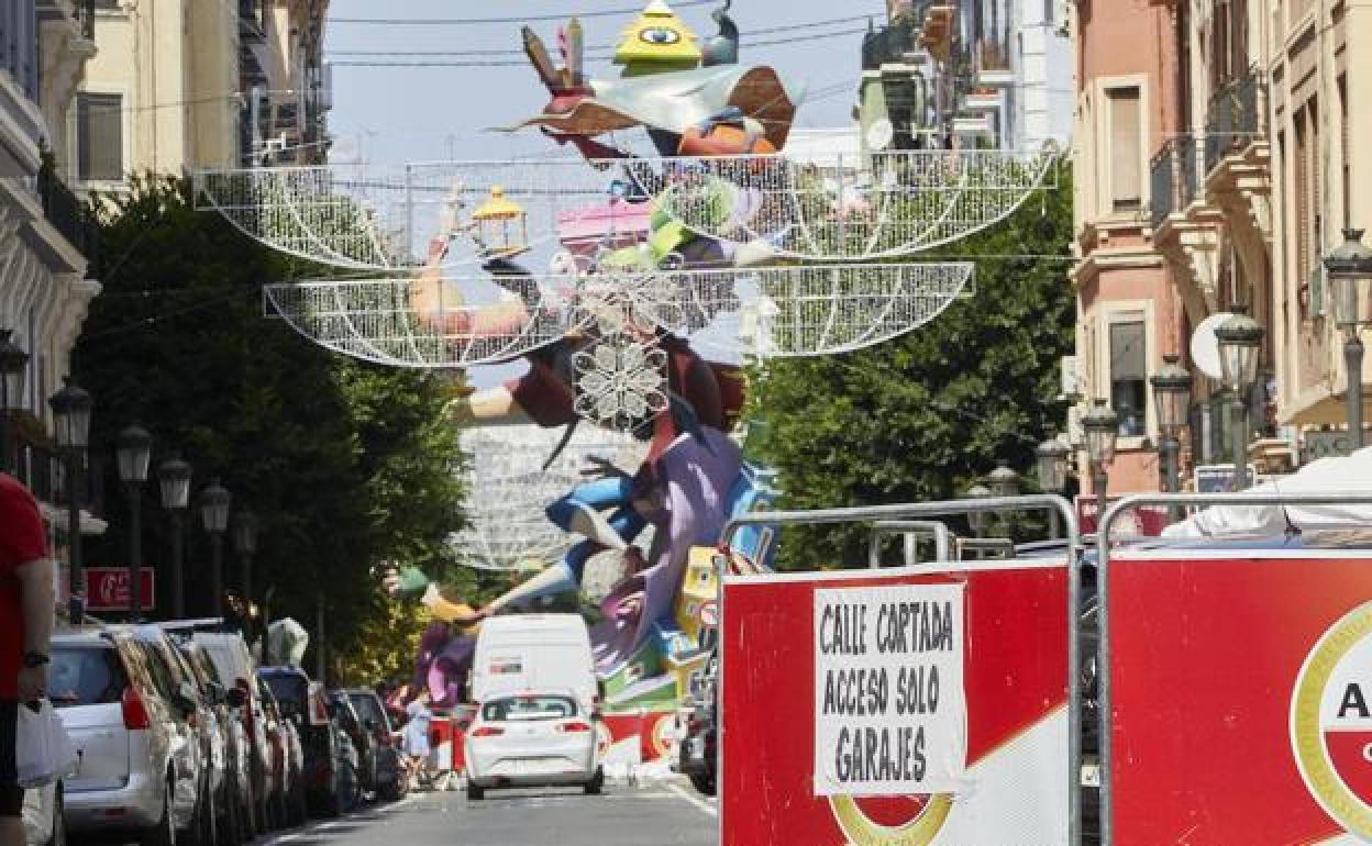 Calle cortada en Fallas. 