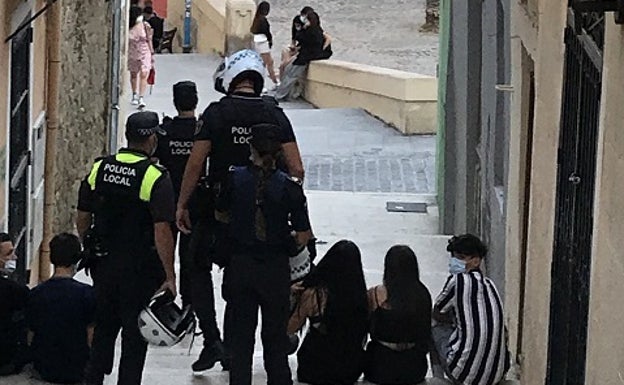 Los agentes supervisan el Casco Antiguo de la ciudad. 