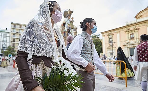 La mascarilla no será obligatoria para desfilar en la próxima Ofrenda de las Fallas 2022. 