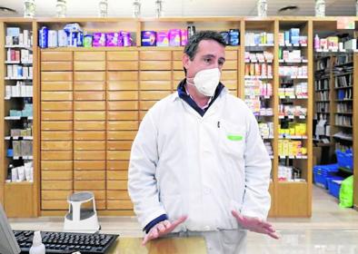 Imagen secundaria 1 - Comercios. Rosa, propietaria de una droguería histórica en el barrio. | Tiendas. José María lleva una farmacia y pasó su infancia en la zona. | Bares. Francisco tiene un bar desde hace 27 años en el barrio.