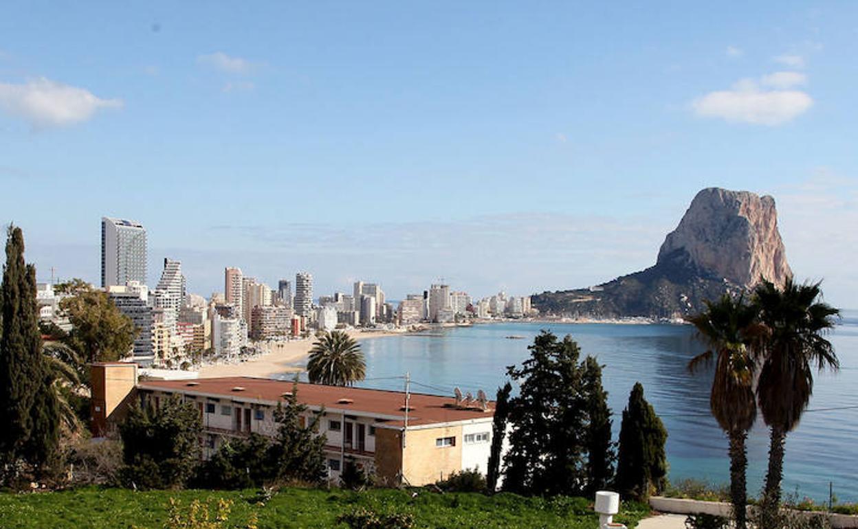 Vista del litoral del Calp, con Ifach el peñón de Ifach. 