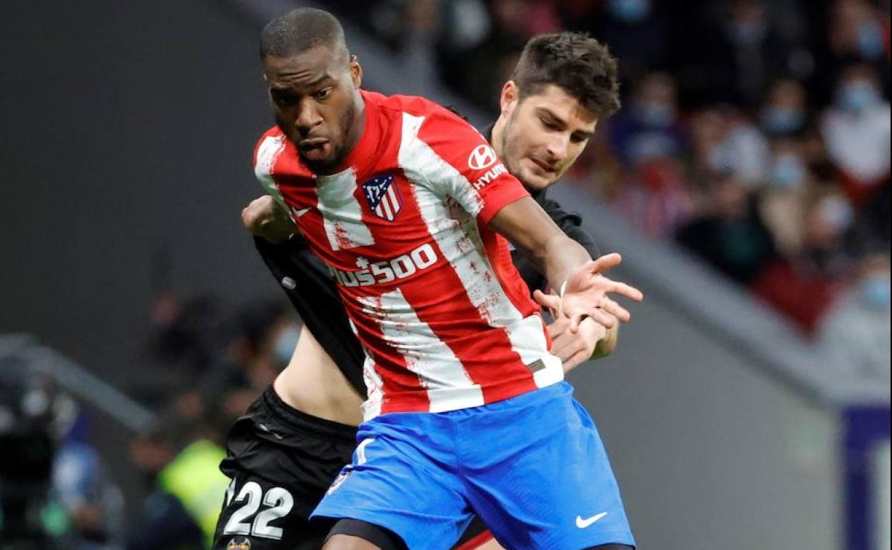 Gonzalo Melero, peleando un balón con Geoffrey Kondogbia