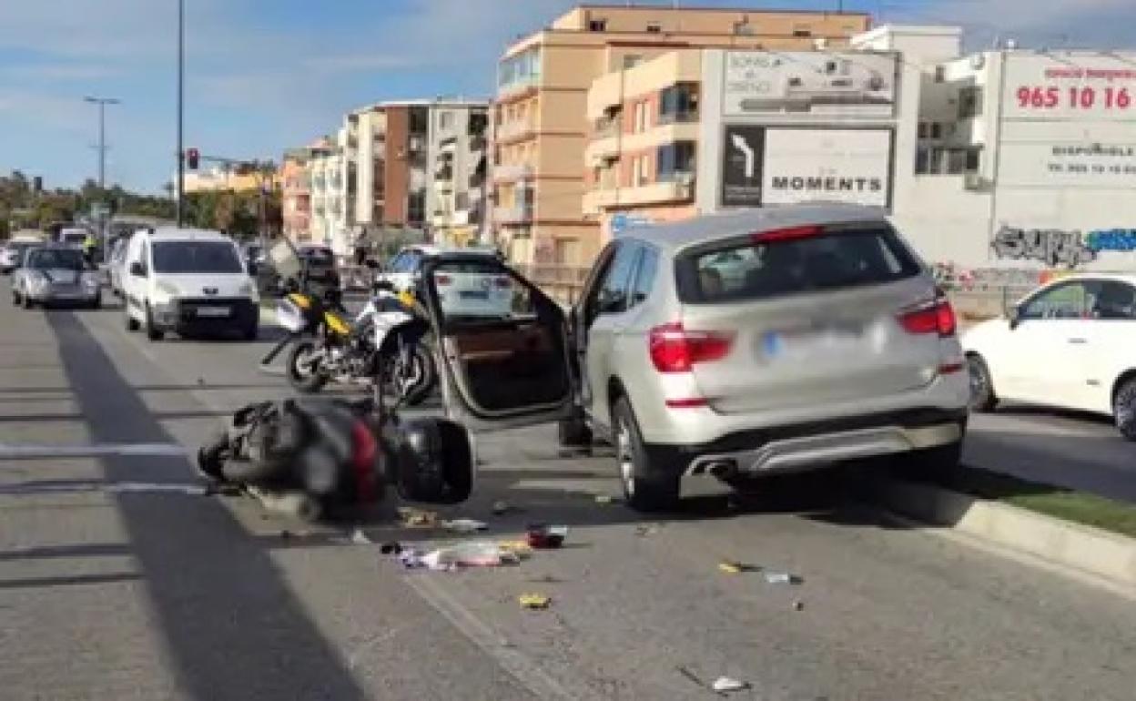 Imagen del accidente que se ha producido en la Avenida de Elche, en el barrio de san Gabriel. 