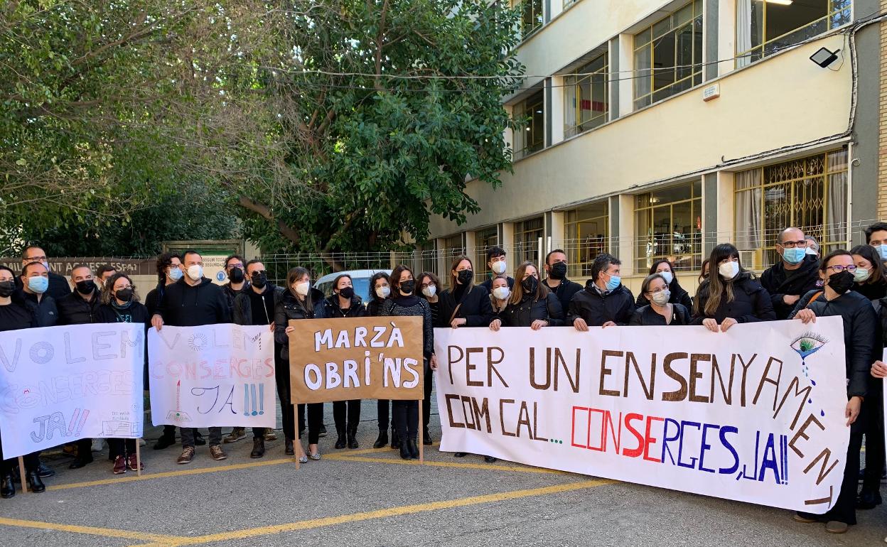 Docentes del María Enríquez de Gandia protestan por la falta de conserjes. 