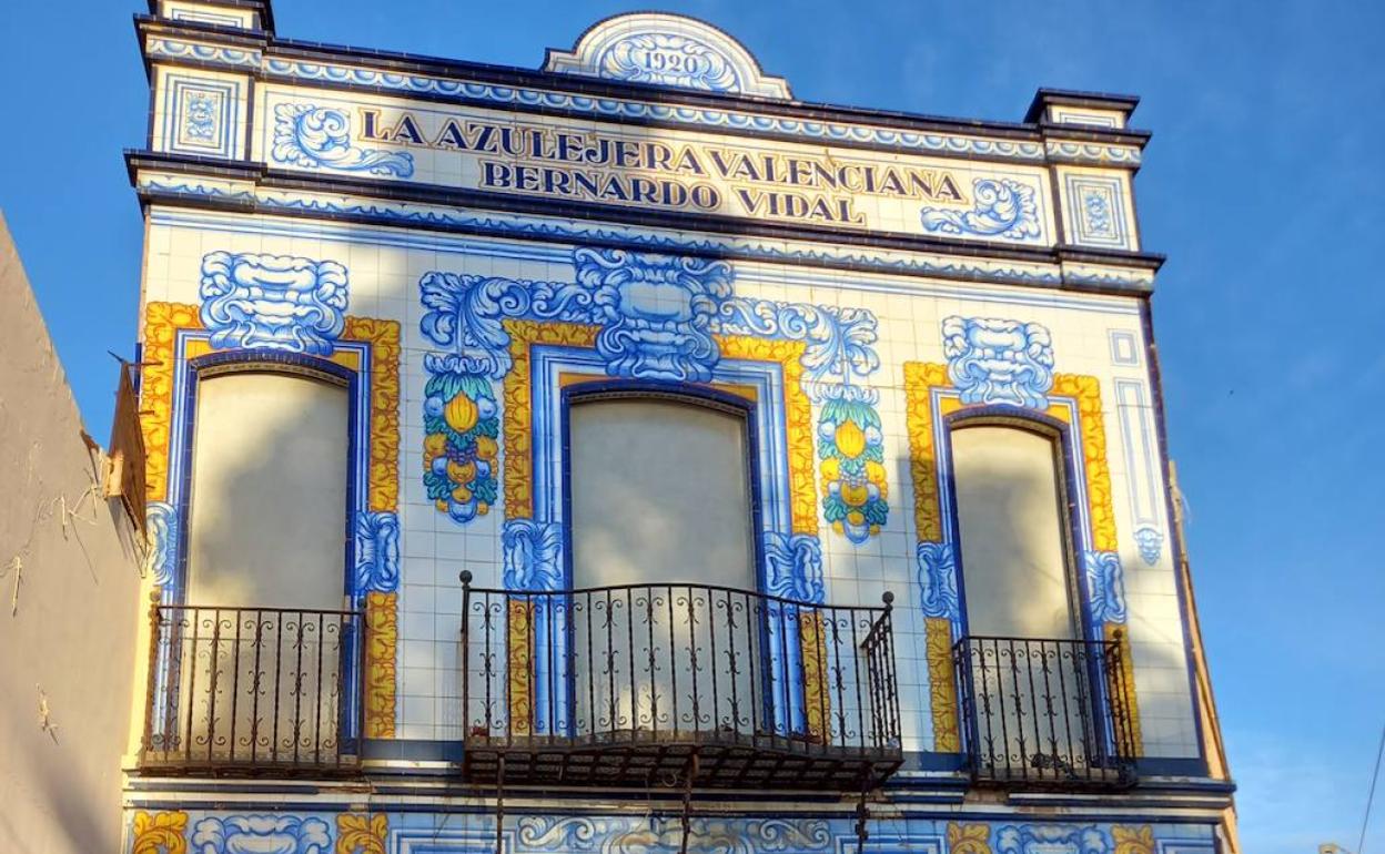 La fachada del edificio, visible desde la estación de metro. 