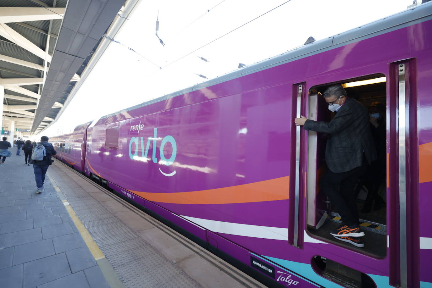 Renfe presenta su nueva ruta que desde el lunes enlazará Valencia y Madrid a través de su marca Avlo, la primera de las tres nuevas compañías de bajo coste que durante este año prevén empezar a competir por el tráfico de una ruta clave para el transporte ferroviario español.En la imagen, a su llegada a la estación Joaquin Sorolla de Valencia.en su primer viaje de presentación.