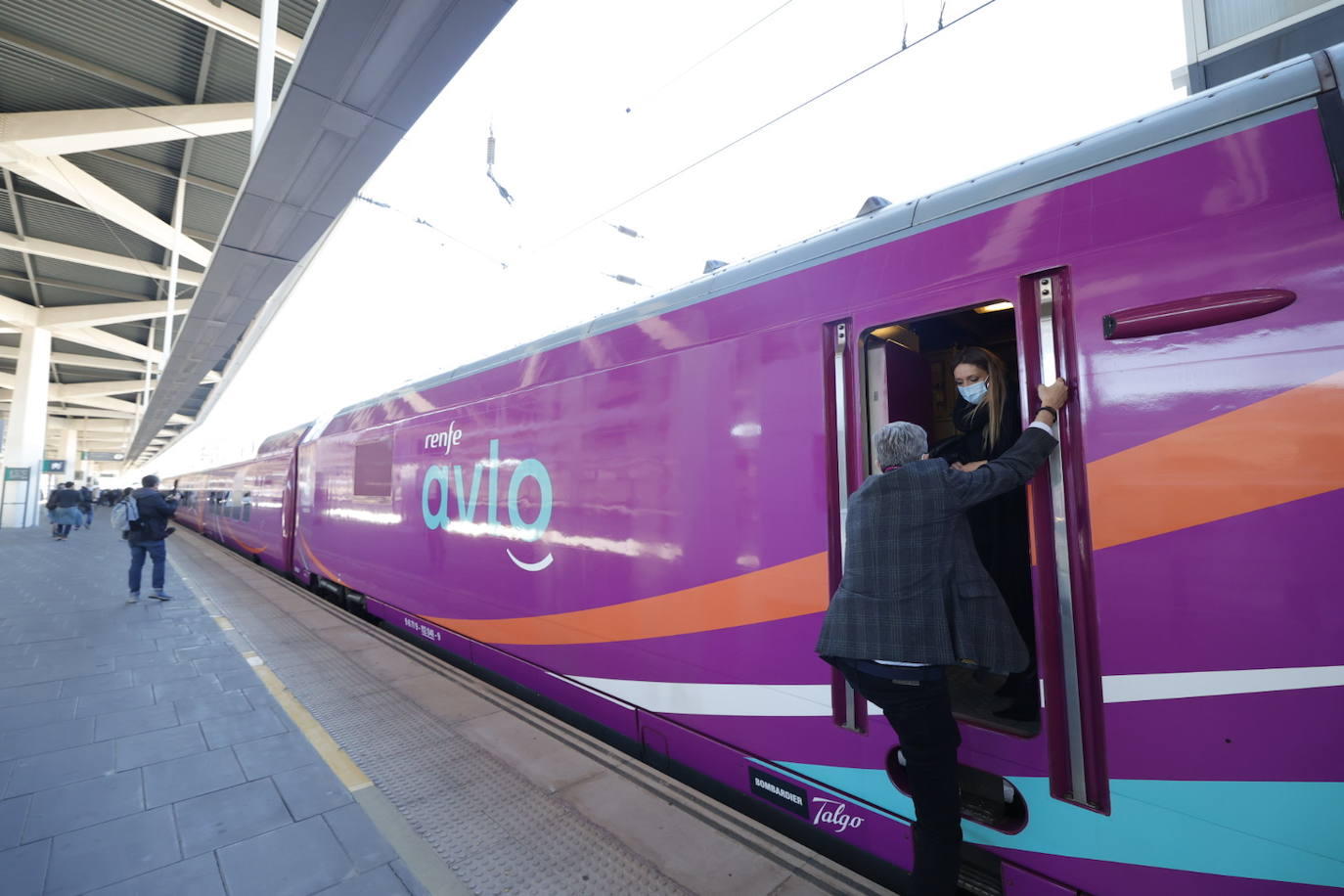 Renfe presenta su nueva ruta que desde el lunes enlazará Valencia y Madrid a través de su marca Avlo, la primera de las tres nuevas compañías de bajo coste que durante este año prevén empezar a competir por el tráfico de una ruta clave para el transporte ferroviario español.En la imagen, a su llegada a la estación Joaquin Sorolla de Valencia.en su primer viaje de presentación.