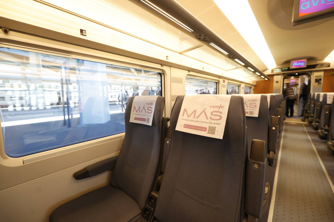 Renfe presenta su nueva ruta que desde el lunes enlazará Valencia y Madrid a través de su marca Avlo, la primera de las tres nuevas compañías de bajo coste que durante este año prevén empezar a competir por el tráfico de una ruta clave para el transporte ferroviario español.En la imagen, a su llegada a la estación Joaquin Sorolla de Valencia.en su primer viaje de presentación.