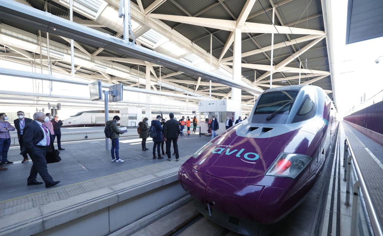 El primer Avlo llega a la estación Joaquín Sorolla. 