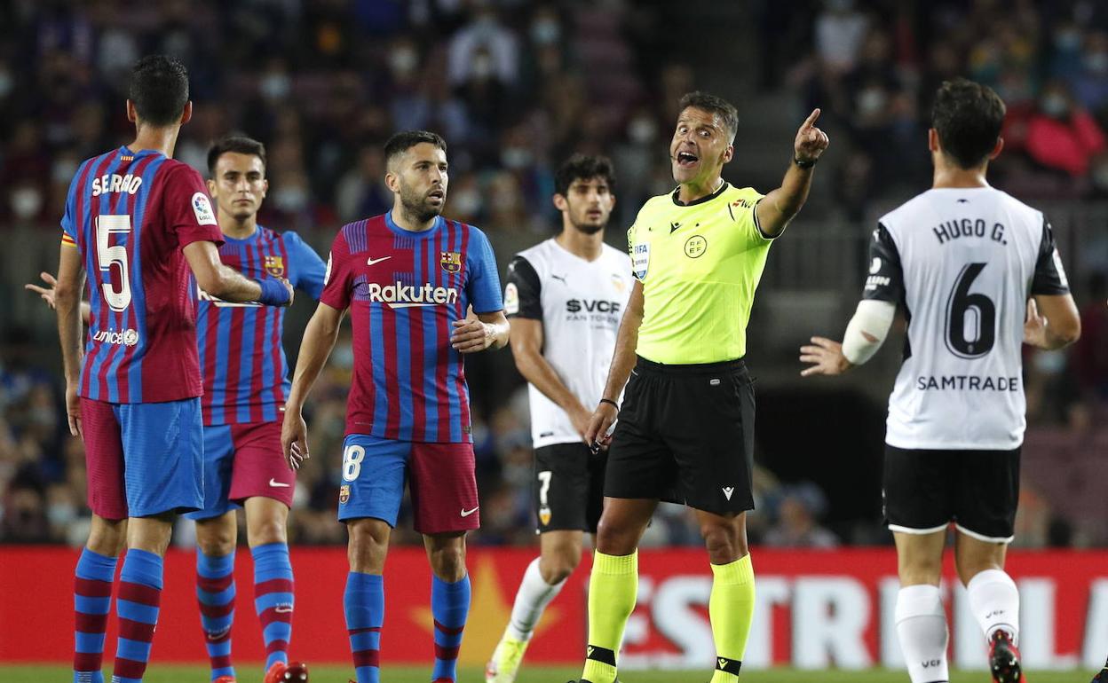 Gil Manzano hacce una advertencia a Guillamón en el partido del Camp Nou de la primera vuelta (3-1). 