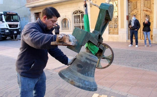 Imagen principal - Los trabajos para bajar las campanas. 