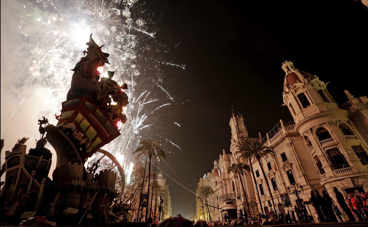 Cremà de la falla de la plaza del Ayuntamiento.