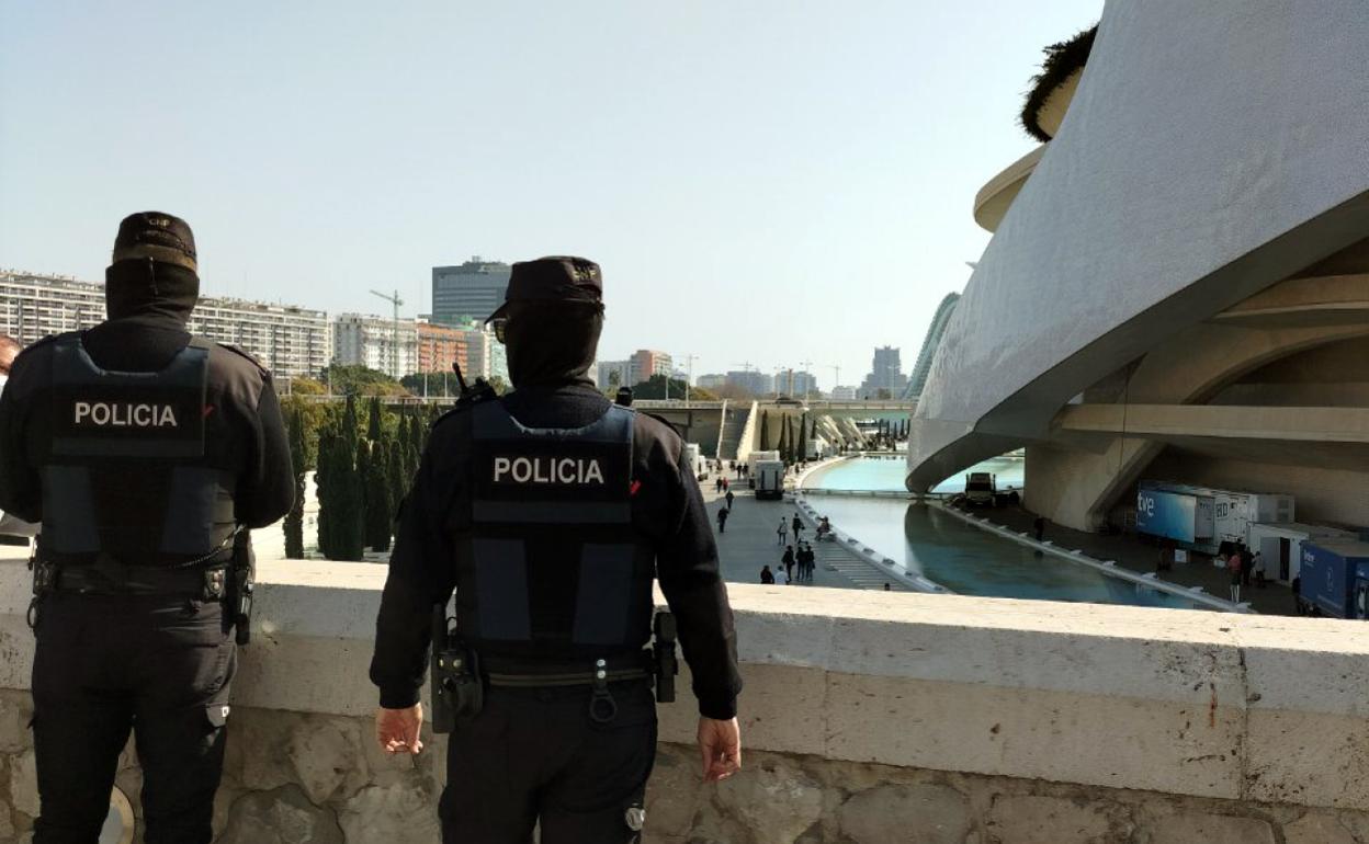 Dos agentes de la Policía Nacional durante las labores de vigilancia del evento. 