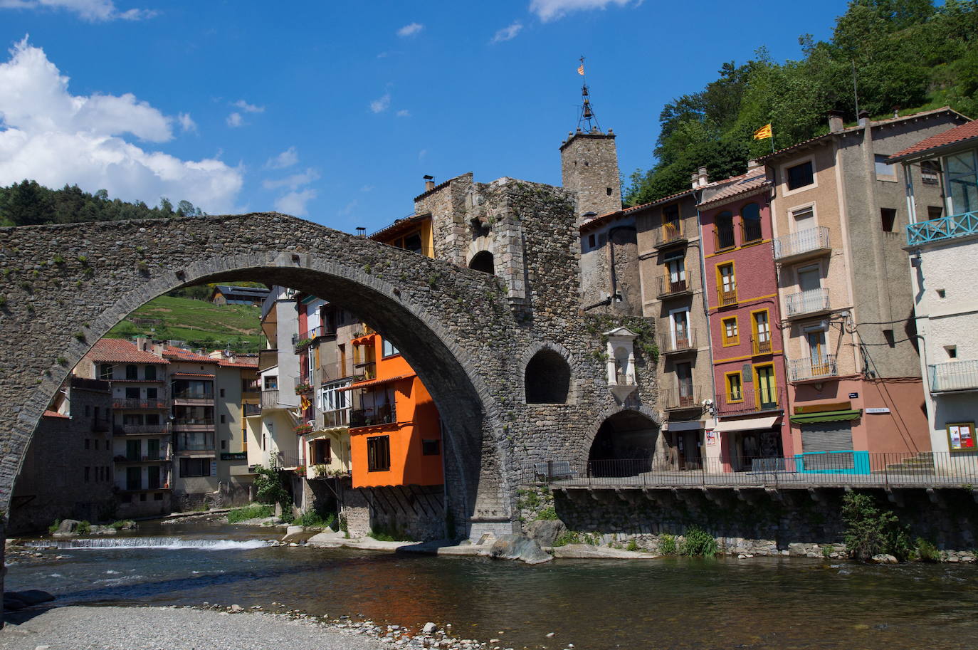 CATALUÑA | Entran en la lista Prades (Tarragona), la aldea de Montclar (Barcelona), el tesoro del Vall d’Arán en los Altos Pirineos de Vielha (Lleida) y Camprodón (Girona) -en la imagen-, uno de los pueblos más grandes de la Comarca del Ripollés.