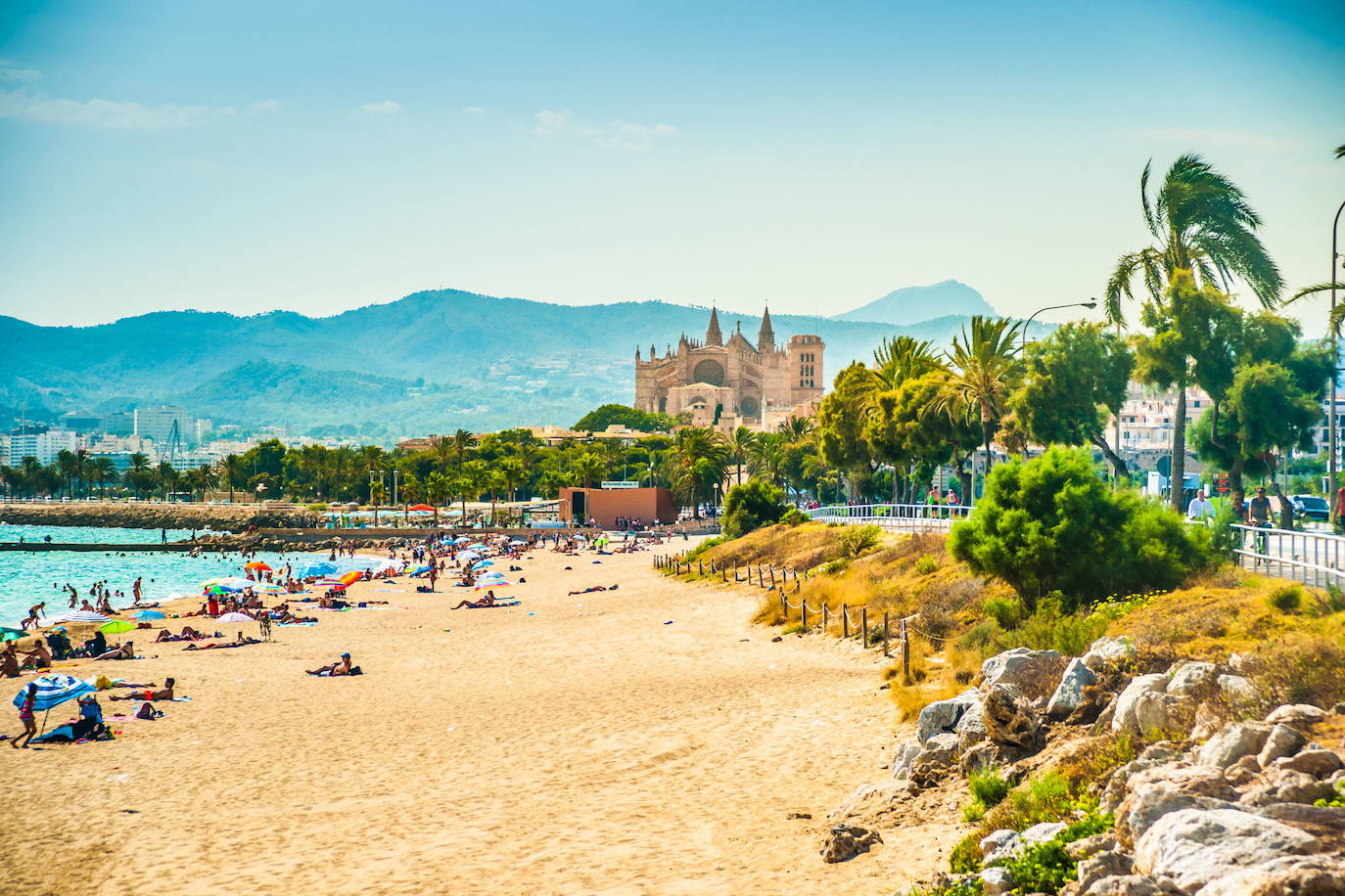 ISLAS BALEARES | De todos los municipios y aldeas de las Islas Baleares, el pueblo que despierta mayor interés entre los viajeros es Campos, ubicado en Palma de Mallorca. Según Clubrural.com, en este pueblo "se encuentran playas de tonos turquesa y arena fina con aire a las Maldivas".