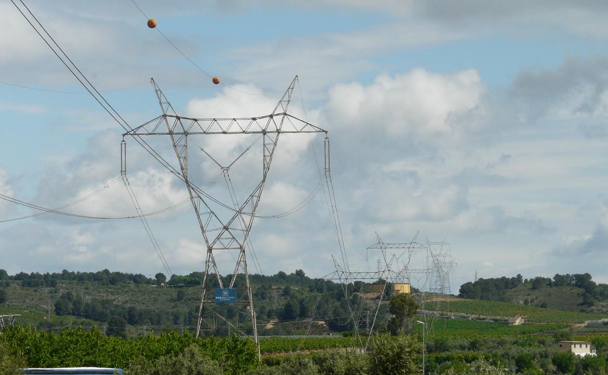 Líneas de alta tensión ya existentes en la Costera, en el término municipal de Montesa. 