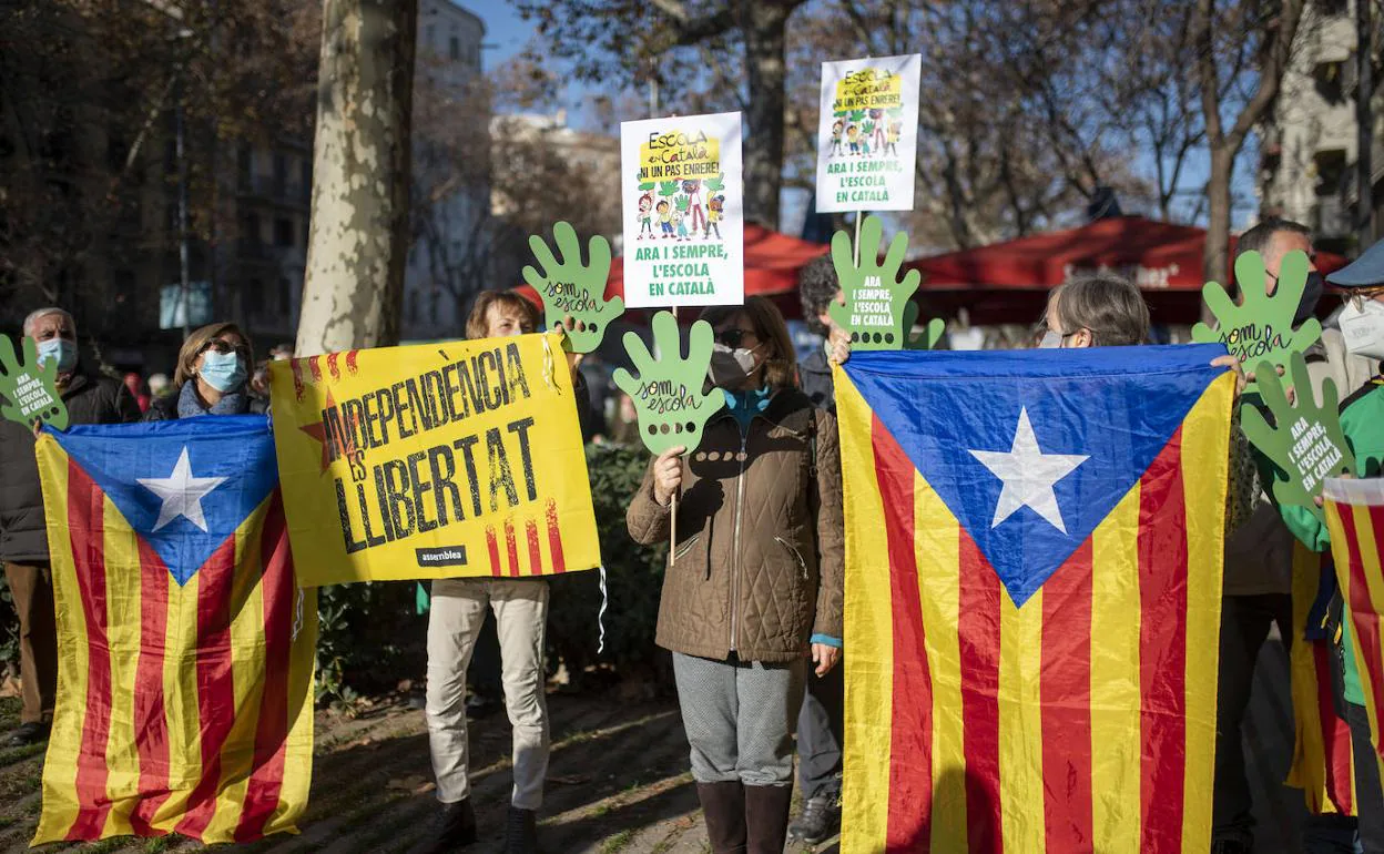 Manifestación en Barcelona por la sentencia que obliga a impartir al menos el 25% de las clases en castellano. 