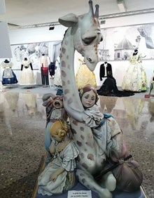 Imagen secundaria 2 - Bandas de falleras mayores, fotografías oficiales y el ninot dedicado a la jirada 'Motetes'. 