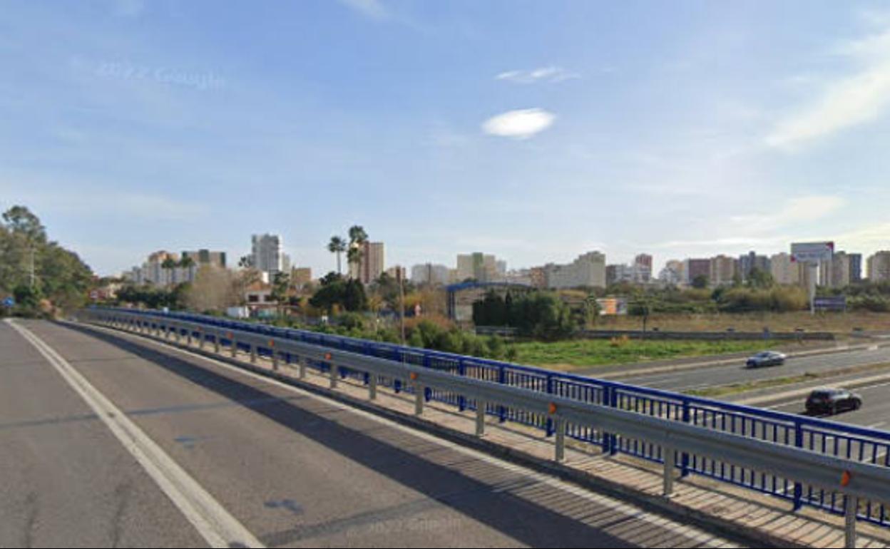 El puente que une ambos núcleos de la localidad. 