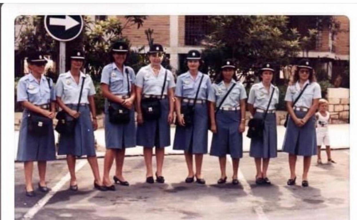 Ocho de las primeras mujeres policía en el año 1982