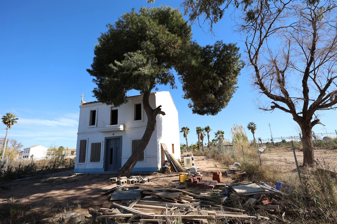 Diferencias. En l'Horta Sud proliferan cada vez más los campos abandonados y con maleza, mientras en l'Horta Nord se mantiene con primor donde se cultiva la chufa