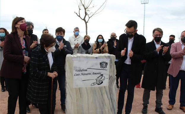 Imagen del momento en el que el alcalde de Novelda, Fran Martínez, descubre la placa del velódromo ante familiares de Luis Navarro Amorós. 