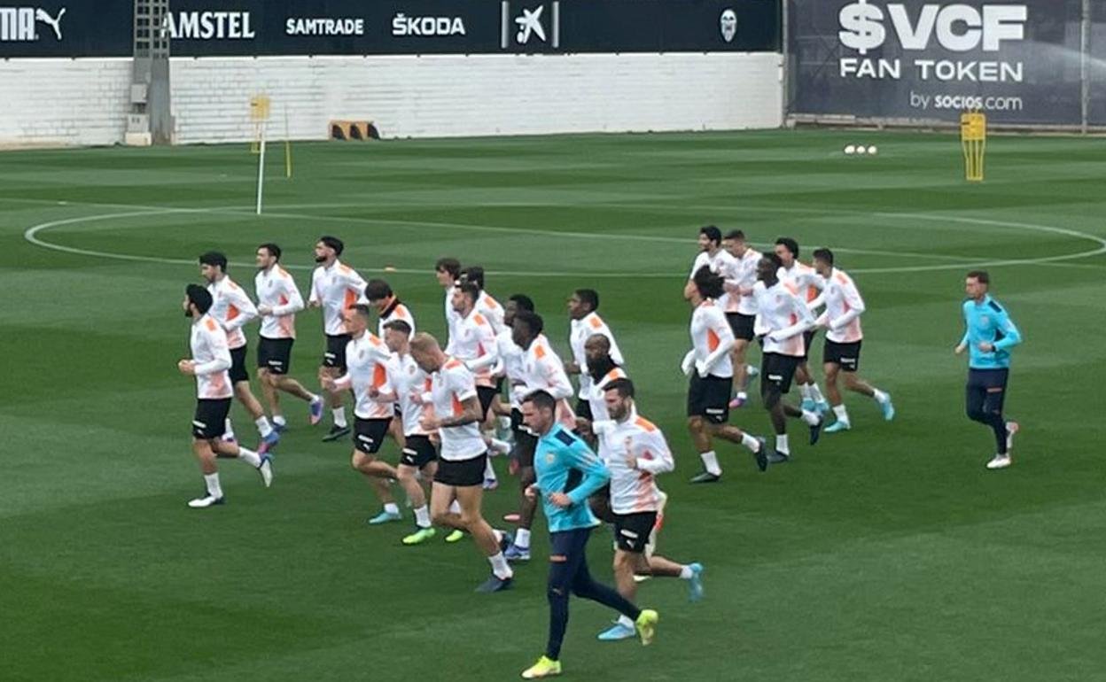 Los jugadores del Valencia, durante el entrenamiento en Paterna