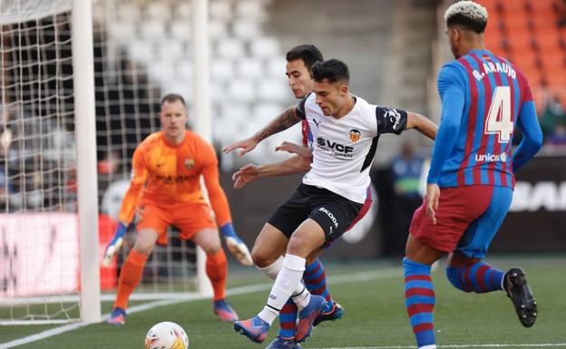 El Barcelona tumba al Valencia en su visita a Mestalla