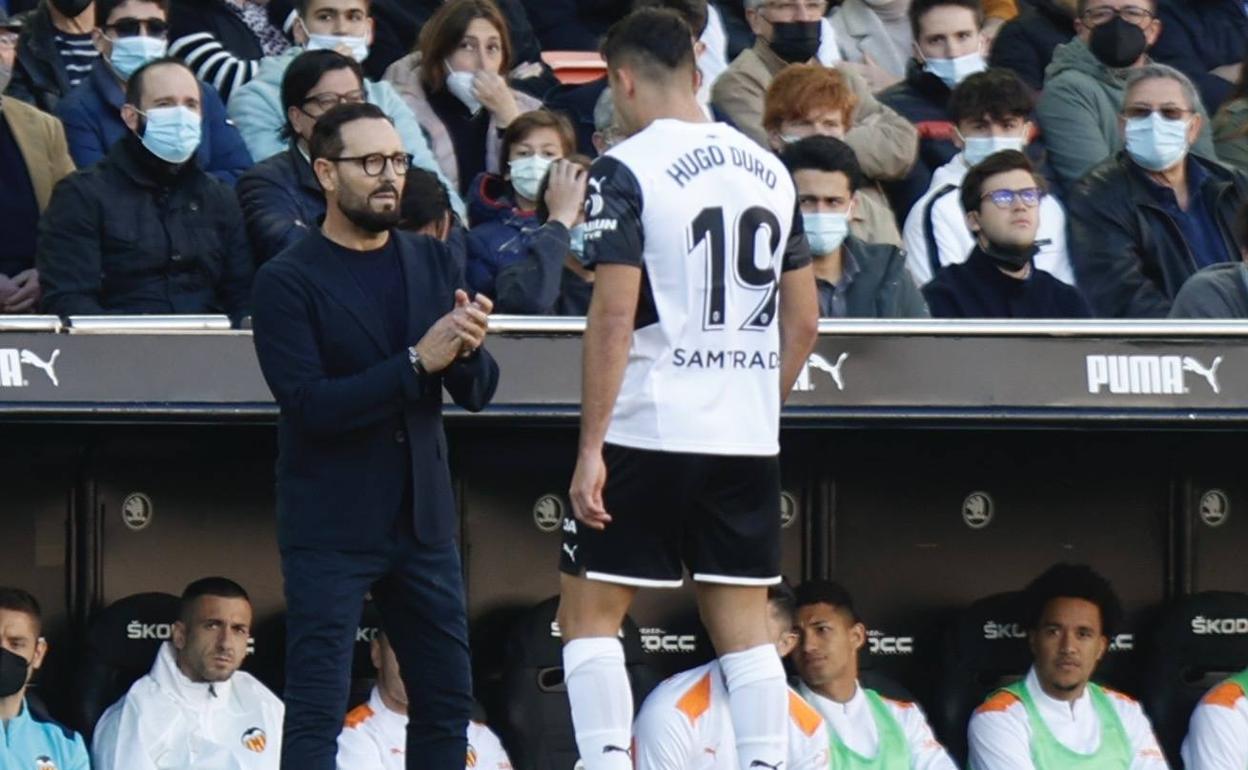 José Bordalás, aplaude una jugada ante un cabizbajo Hugo Duro. 