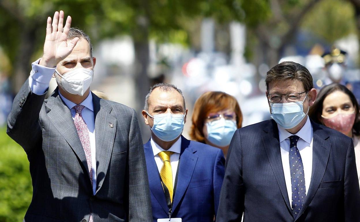 El rey Felipe VI, acompañado por de Ximo Puig y Salvador Navarro, a su llegada el acto de clausura de la asamblea general de la CEV en mayo del año pasado.