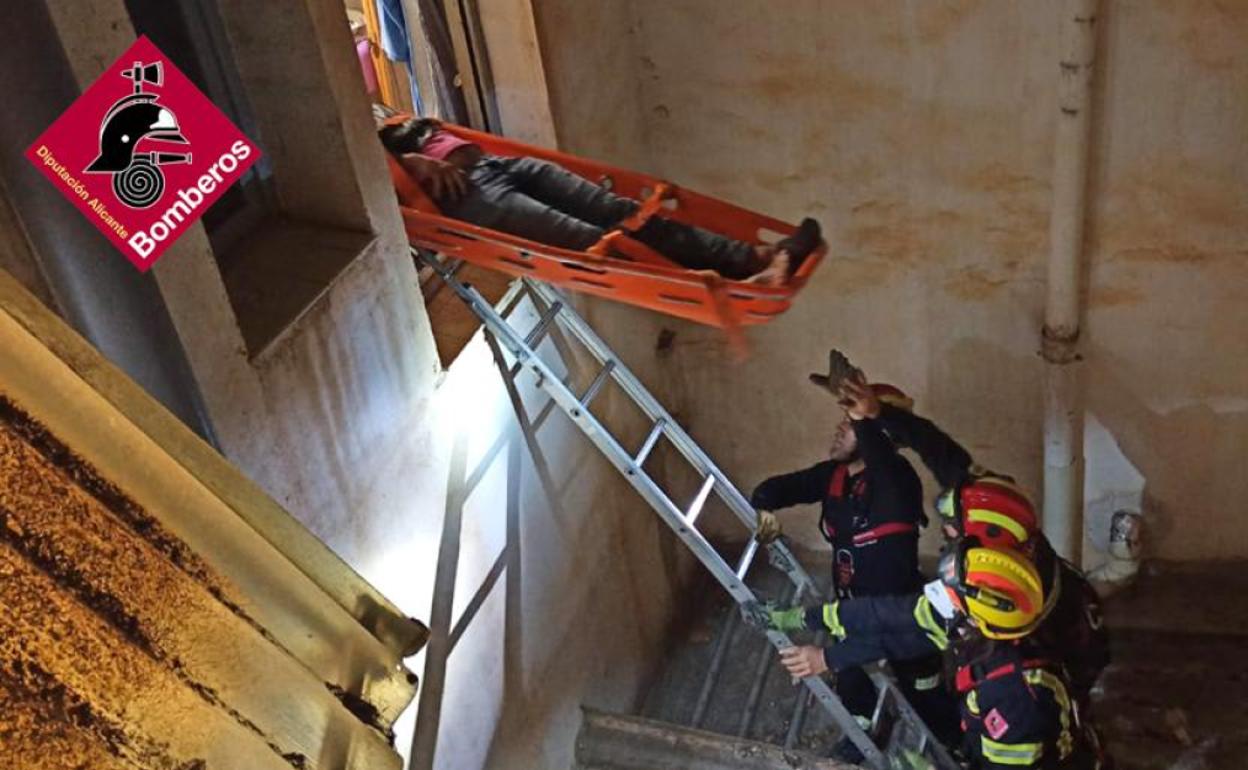 Los bomberos sacan al herido en la cama nido tras el accidente. 