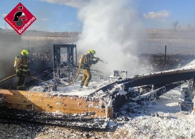 Imagen secundaria 1 - Imágenes de la intervención de los bomberos este domingo en el chalé de Pinoso. 