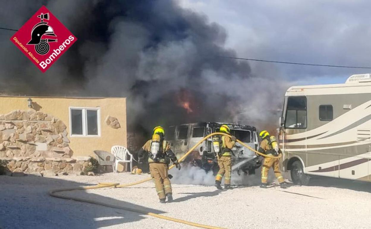 Los bomberos tratan de extinguir el incendio originado en una caseta del chalé y que ha afectado al Hammer y a una autocaravana. 