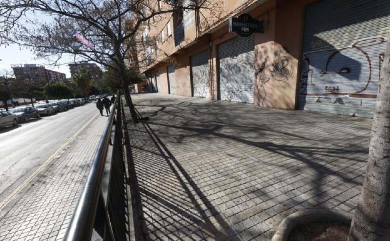 Zona exterior del pub junto al cual se produjo el homicidio, este domingo, junto al parque de Marxalenes de Valencia.