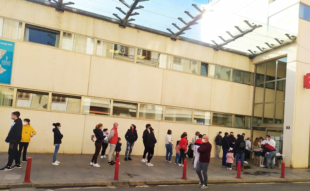 Foto de archivo del centro de salud de Alzira. 