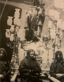 Imagen secundaria 2 - Breco y Puig en la nave central de la iglesia de Rafelcofer. Bajo, Breco muestra el altar del Cristo, donde estaba oculto el 'bocaport'; al lado una imagen del Cristo que fue quemado en la Guerra, junto a dos vecinas de la población hace más de un siglo. 