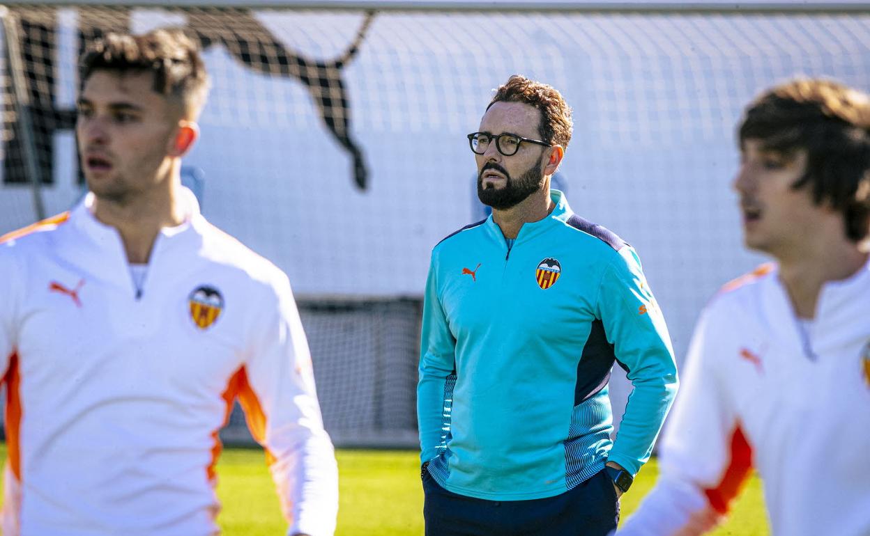 José Bordalás, dirigiendo una sesión de entrenamiento del Valencia en Paterna. 