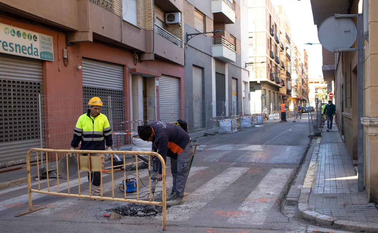 Los operarios realizan los trabajos en la calle. 