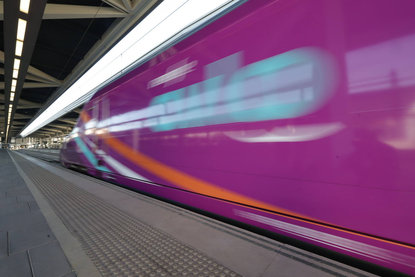 El primer tren de Avlo llega a Valencia.