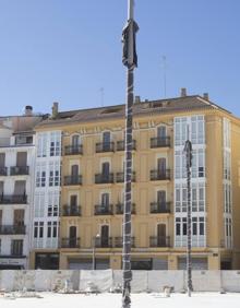 Imagen secundaria 2 - Comienzan a colocar las nuevas farolas de la plaza de la Reina.