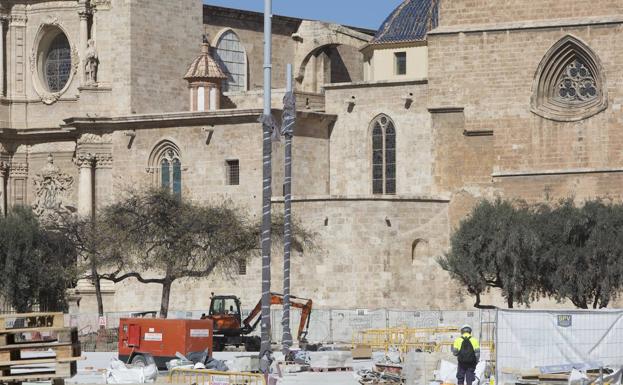 Imagen principal - Comienzan a colocar las nuevas farolas de la plaza de la Reina.