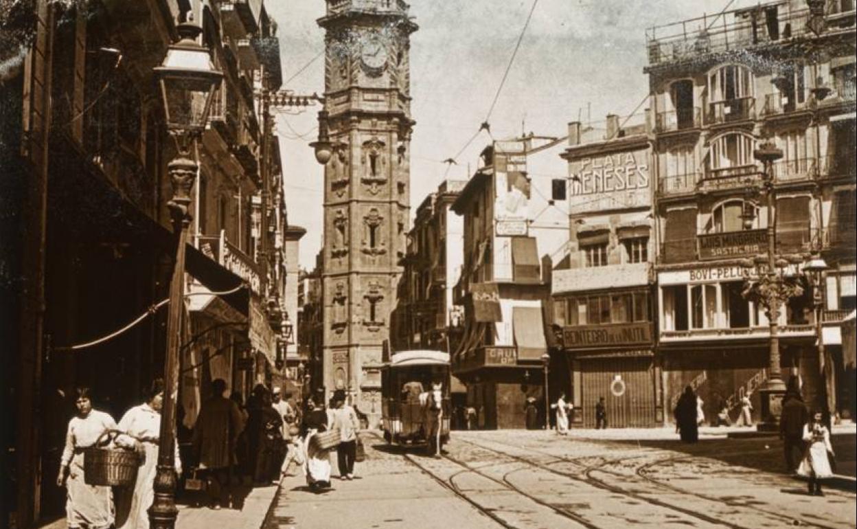 Imagen histórica de la plaza de la confluencia de las calle de la Paz con la plaza de la Reina y la torre de Santa Catalina al fondo. 