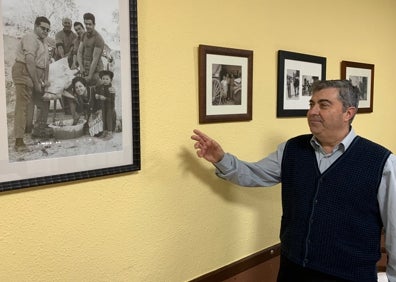 Imagen secundaria 1 - Arriba, Andrés y Teresa muestran los corderos que les llegan enteros y después preparan para hacer chuletas a la brasa y al horno. En las imágenes inferiores, Andrés señala una imagen de cuando era niño donde está con su familia haciendo embutido, y los ingredientes del cordero al horno que preparan. 