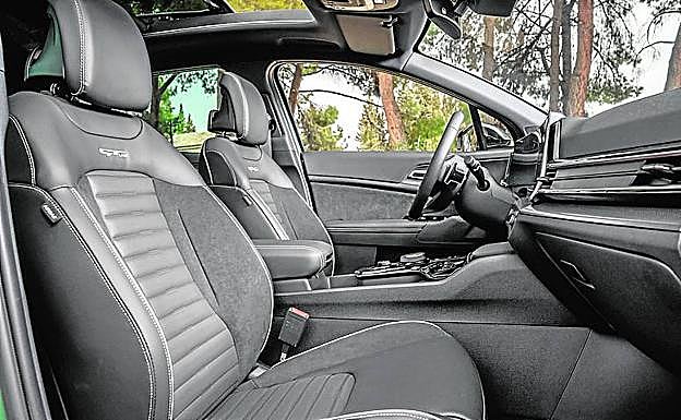 Asientos deportivos, ventilados y calefactables.