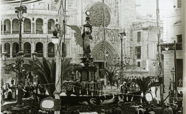 Celebración festiva en la plaza de la Virgen. 