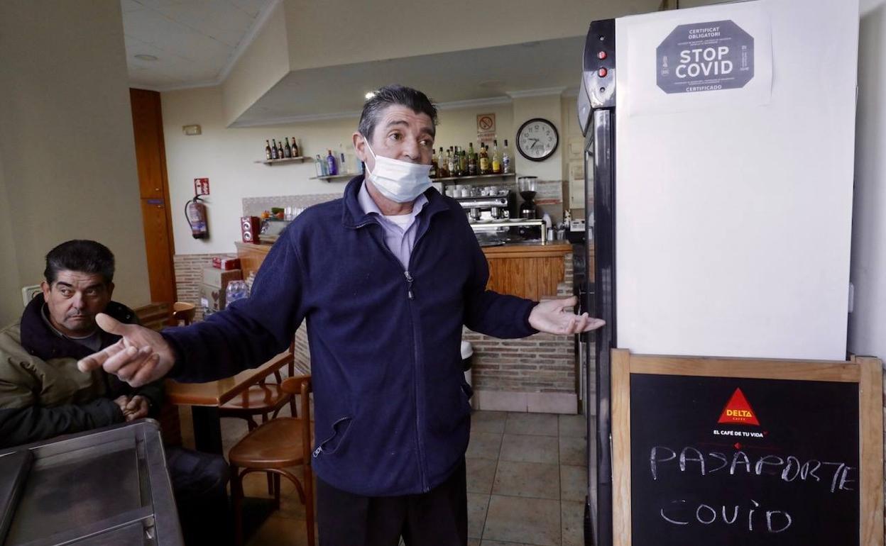 Agustín, en su bar situado junto a la Ciudad Administrativa Nou d'Octubre.