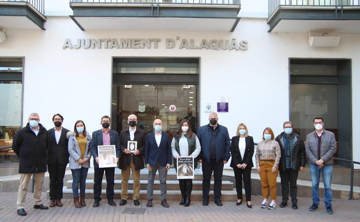 Las autoridades locales y miembros de colectivos que han colaborado en la iniciativa. 